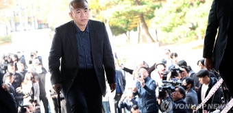 지팡이 짚고 검찰 출석하는 명태균
