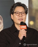 인사말하는 유재명