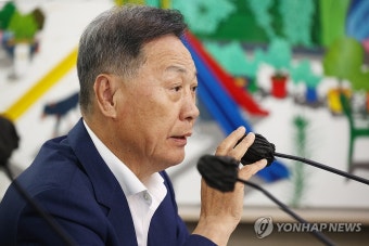 위원 질의에 답하는 강태선 서울시체육회장