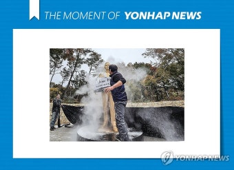[모멘트] 밀가루 맞는 박정희 동상