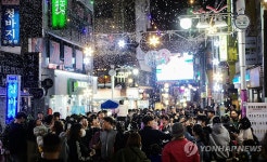 어! 눈이다 창원 마산합포구 창동 거리에 내리는 인공눈