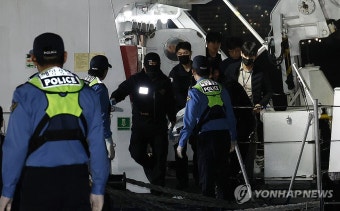 이송되는 침몰 금성호 실종자 추정 시신