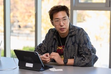 인터뷰하는 황재호 넥슨 민트로켓 대표