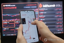 트럼프 효과 비트코인 8만1천달러 찍자 관련株 일제 급등(종합)