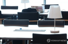 의과대학 자율학습실에 놓인 책