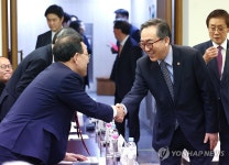 인사 나누는 조태열 장관-주호영 한일의원연맹 회장