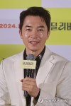 질문에 답하는 김영민