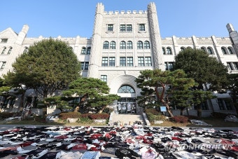항의 표시로 동덕여대 본관 앞에 놓인 과잠들