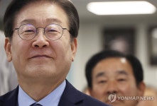 미소짓는 이재명 대표