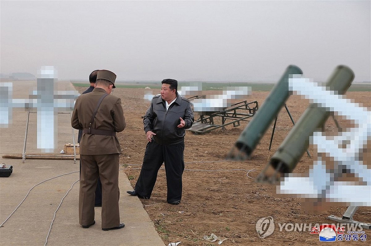 김정은, 자폭형 공격무인기 양산 강조…성능시험 직접 지도