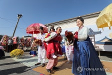 [사진톡톡] 천년만년 잘 살아라！ 당나귀·꽃가마 타고 전통혼례