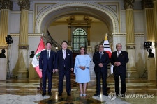 만찬 뒤 기념촬영 하는 윤석열 대통령과 최태원 회장