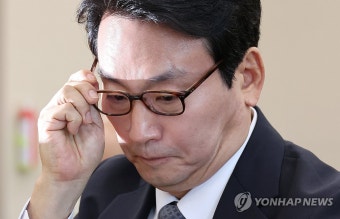 자료 살피는 박장범 한국방송공사 사장후보자