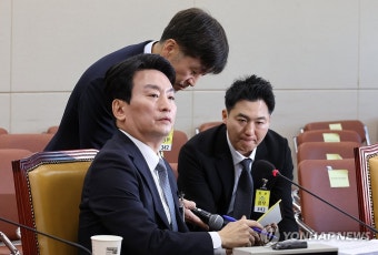 관계자와 대화하는 박장범 한국방송공사 사장후보자