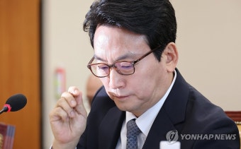 자료 살피는 박장범 한국방송공사 사장후보자