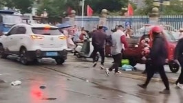 中서 또 차량돌진 사고…SUV가 초등학교 등굣길 덮쳐
