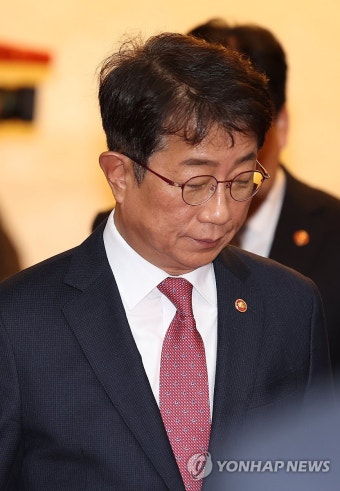 국무회의 참석하는 국토부 장관