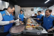 배식 봉사활동 나선 한덕수 국무총리와 총리실 직원들