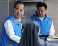 무료급식소 토마스의 집 찾아 봉사활동하는 한덕수 총리