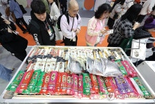 산처럼 쌓인 냉동 김밥