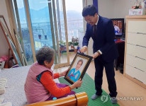 광주지방보훈청, 참전유공자에 행복가득 장수사진 전달