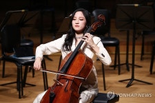 첼리스트 최하영의 감미로운 연주