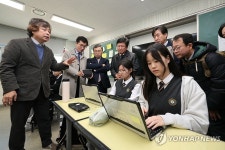 수업 참관하는 정근식 서울시교육감