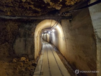 '반쪽' 사도광산 추도식 개최, 사도광산 메이지시대 갱도 자료