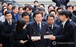 1심 선고 출석하는 이재명 대표