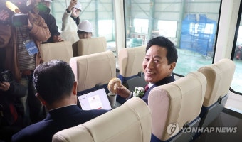 한강버스 둘러보는 오세훈 시장
