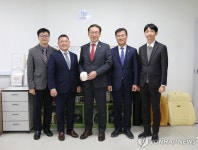기념 촬영하는 김완기 특허청장