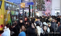 폭설대란, 퇴근길 버스 기다리는 시민들
