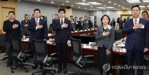 국기에 경례하는 한동훈 대표