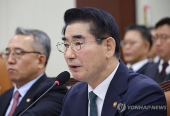 답변하는 김용현 국방장관