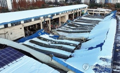 안양 농수산물시장 지붕 무너져 내려…1명 부상