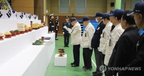 참전용사들의 헌화