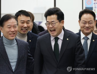 기자간담회 입장하는 박찬대 원내대표