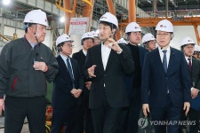 안덕근 장관, 인공지능 데이터센터 냉각시스템 수출현장 방문