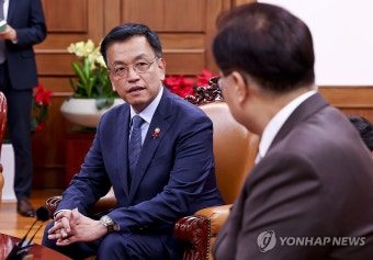 대화하는 최상목 부총리와 우원식 국회의장