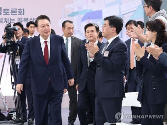 골목상권 민생토론회 입장하는 윤석열 대통령
