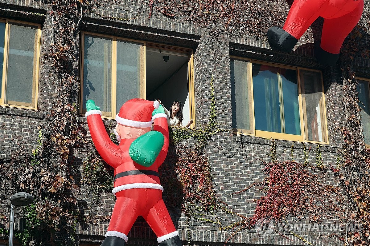 광주 북구청, 벽타는 산타 조형물로 지역에 꿈과 희망을!