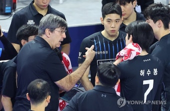 작전 지시하는 필립 블랑 감독
