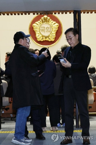 윤 대통령 비상계엄 선포에 국회 도착하는 의원들