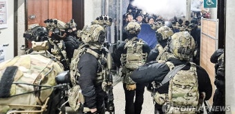 [속보] 계엄군, 국회 본청 진입…저항하는 국회 보좌진과 충돌