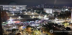 계엄령 선포에 국회 앞은 아수라장