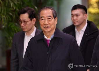 청사 나서는 한덕수 국무총리