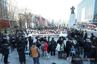 윤석열 대통령 퇴진 촉구 저항운동 선포 전국민 비상행동에 몰린 취재진