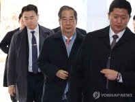 청사 들어서는 한덕수 국무총리
