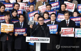 계엄군 수갑 공개하는 김민석 의원