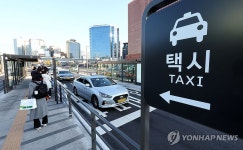 철도노조 총파업 돌입, 택시 기다리는 시민들